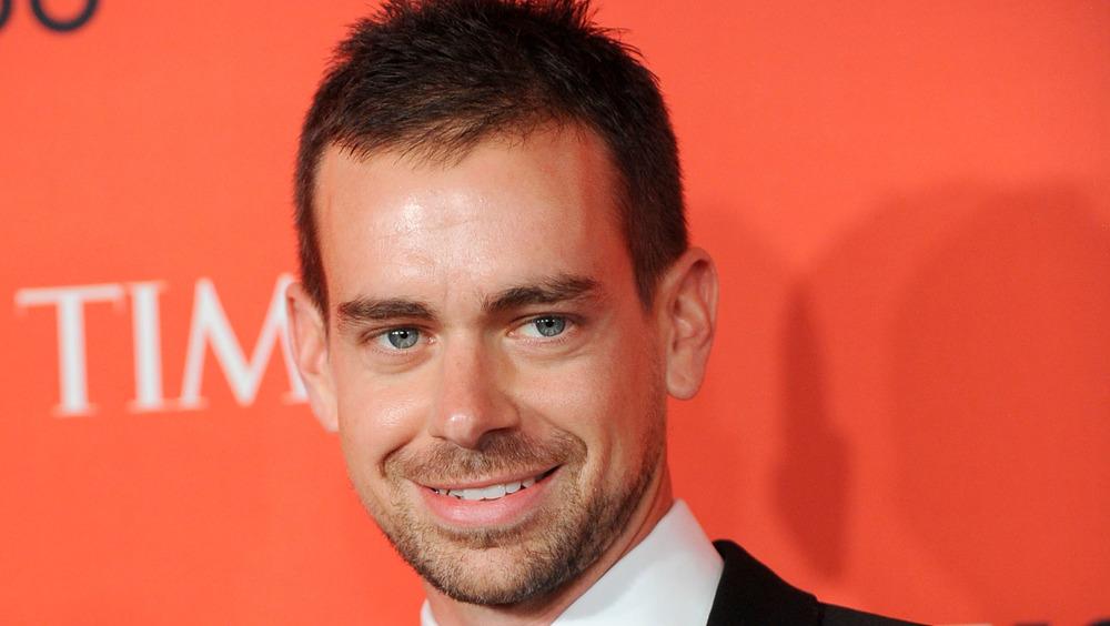 Jack Dorsey souriant hors caméra