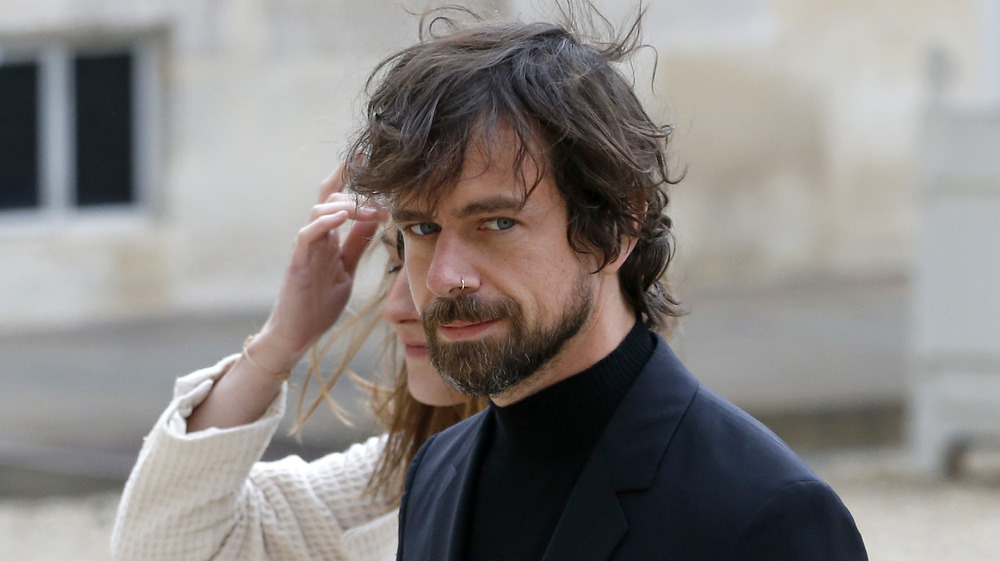 Jack Dorsey en col roulé noir et blazer, marche