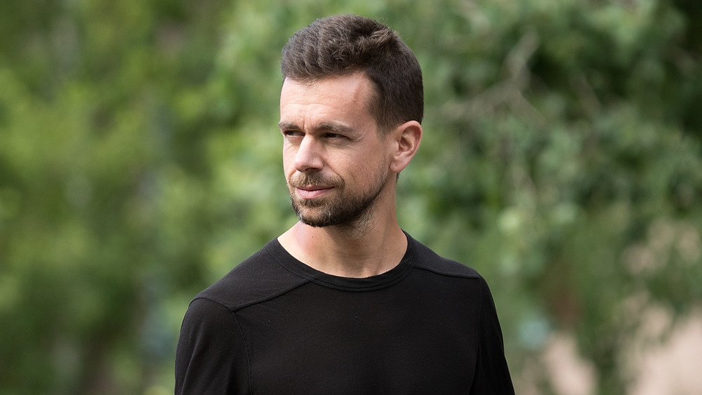 Jack Dorsey dehors dans un t-shirt