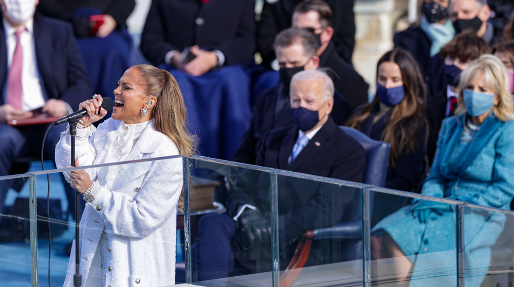 Jennifer Lopez se produisant devant Joe et Jill Biden