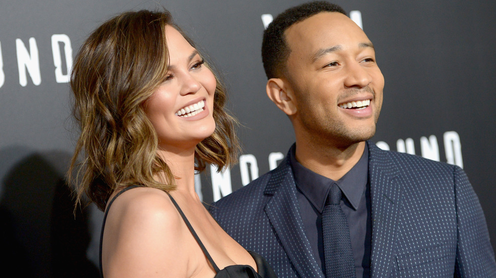 Chrissy Teigen et John Legend sourient ensemble