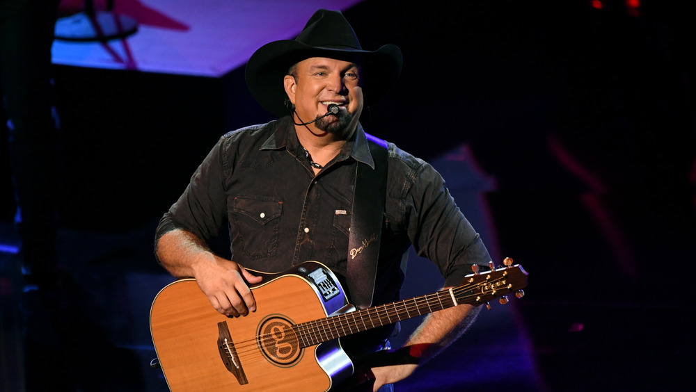 Garth Brooks effectuant