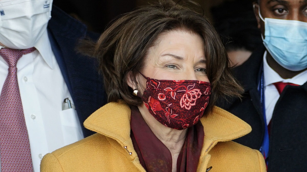 Amy Klobuchar portant un masque facial