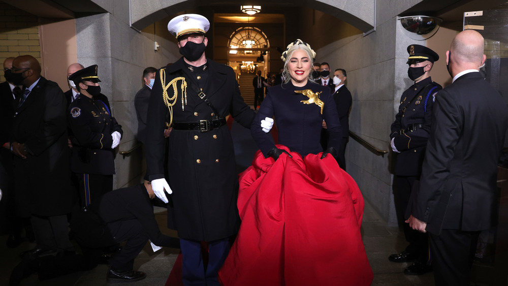 Lady Gaga avec une escorte marine