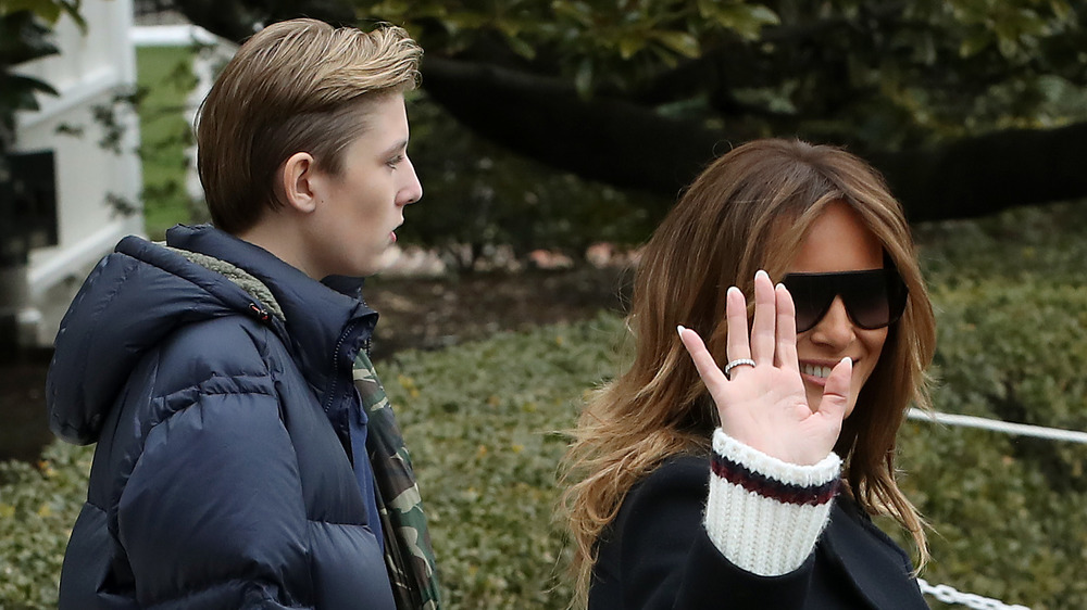 Barron Trump marche avec Melania Trump alors qu'elle fait ses adieux