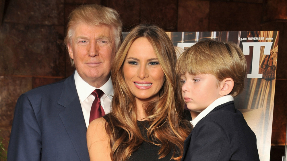 Donald Trump et Melania Trump posant avec Barron Trump