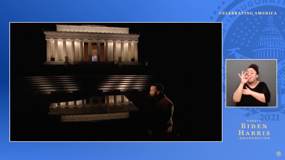 John Legend chantant au Lincoln Memorial