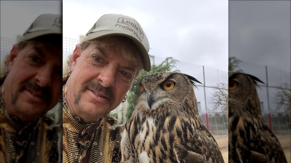 Joe Exotic posant avec hibou