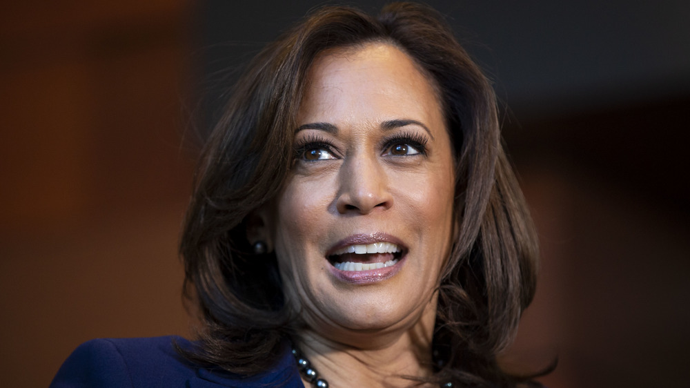 Kamala Harris sourit la bouche ouverte 