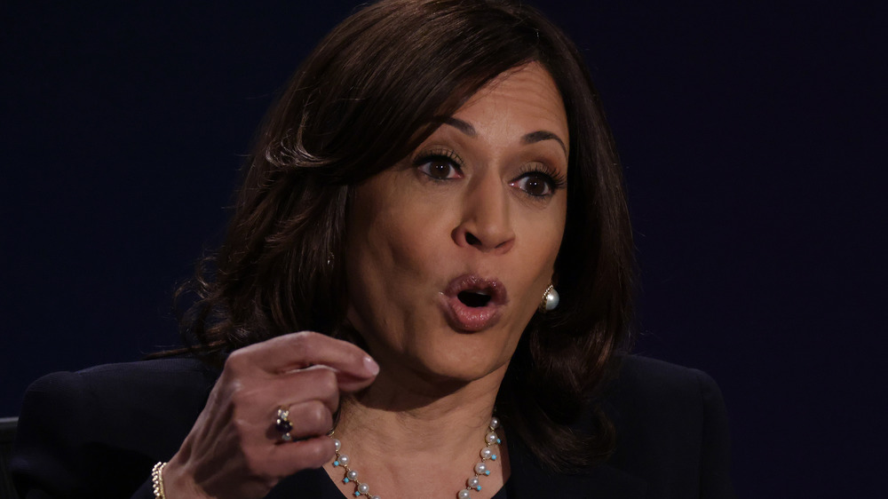 Kamala Harris avec la bouche ouverte