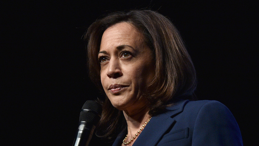 Kamala Harris fronce les sourcils