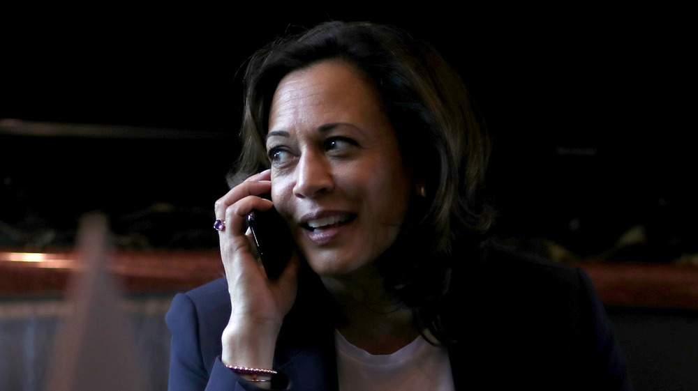 Kamala Harris au téléphone