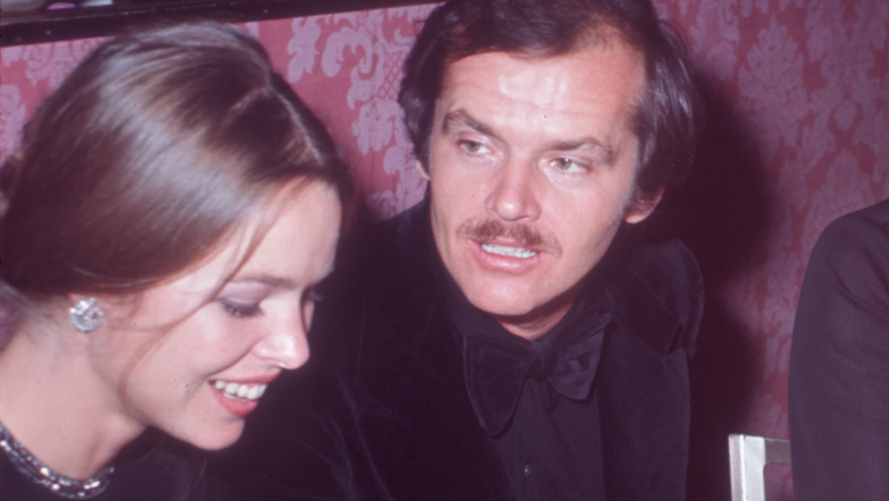 La chanteuse Michelle Phillips et l'acteur Jack Nicholson assis ensemble