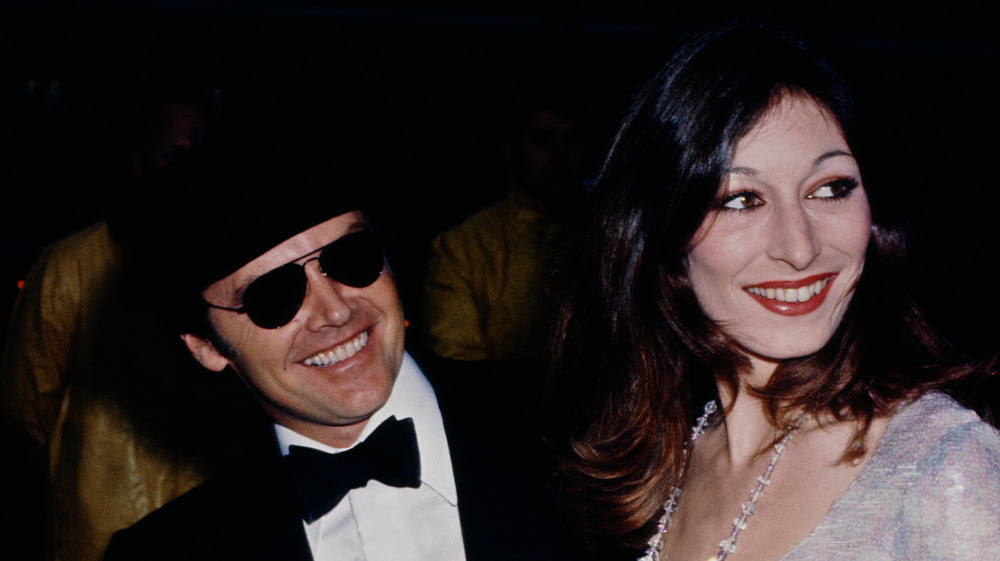 Jack Nicholson et Anjelica Huston sourient ensemble