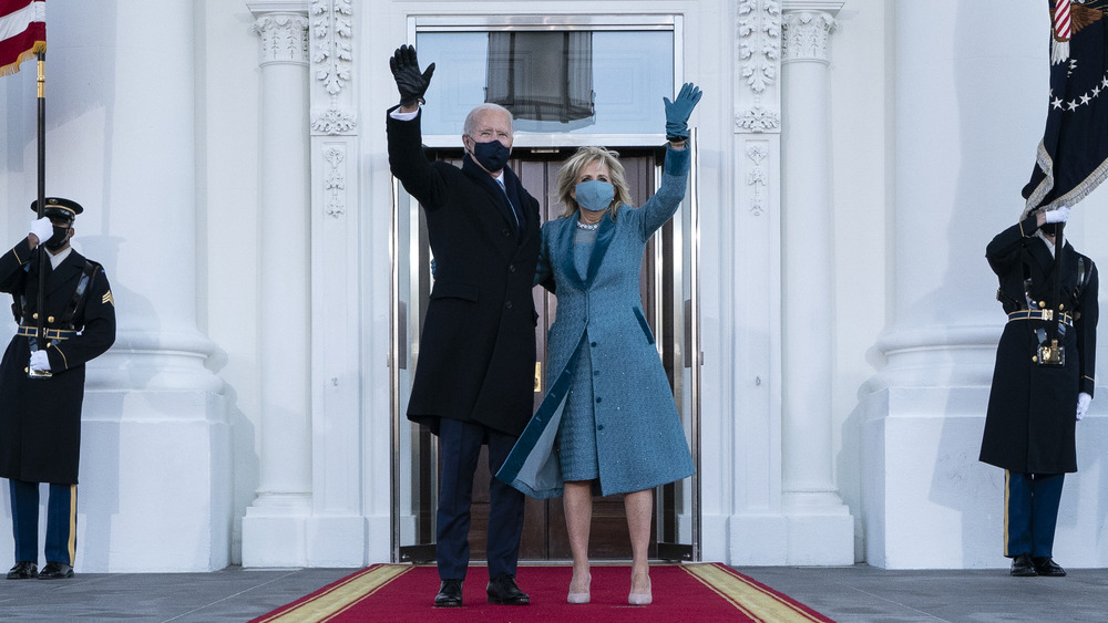 Joe et Jill Biden agitant