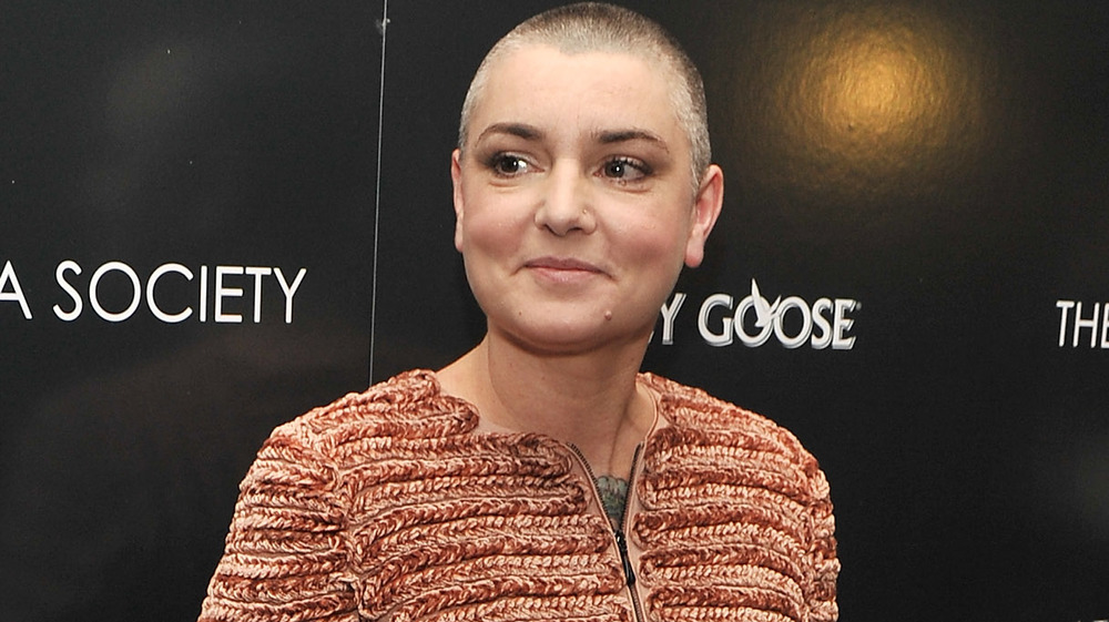 Sinéad O'Connor regardant de côté