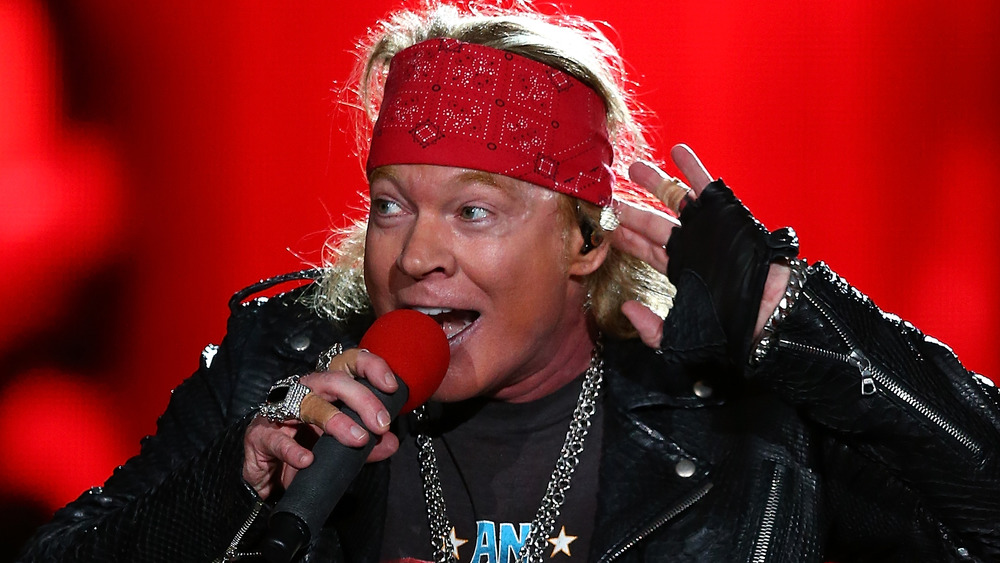 Axl Rose tenant un microphone 