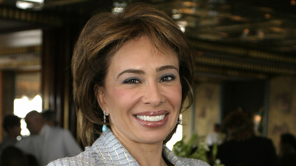 Jeanine Pirro sourit à la caméra sur une photo datant de 2004