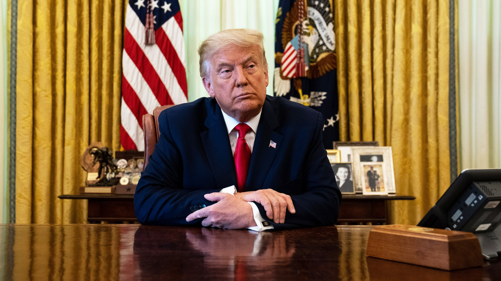 Donald Trump au Resolute Desk avec ce qui semble être son bouton Diet Coke