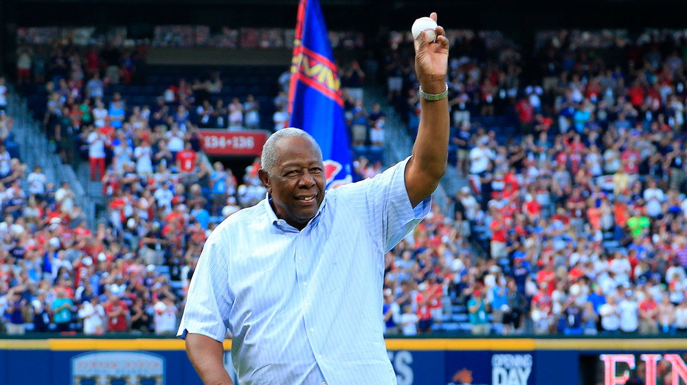 Hank Aaron lance un terrain de baseball de cérémonie