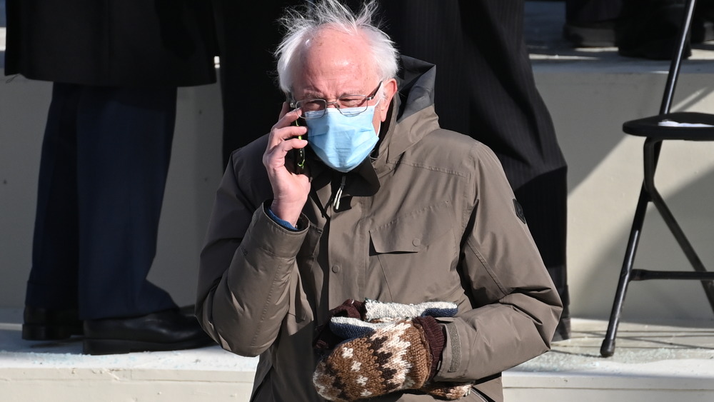 Bernie Sanders parle au téléphone