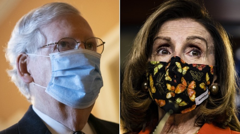 Mitch McConnell et Nancy Pelosi dans des masques faciaux