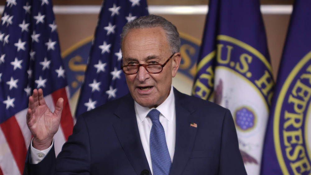 Chuck Schumer fait des gestes en parlant