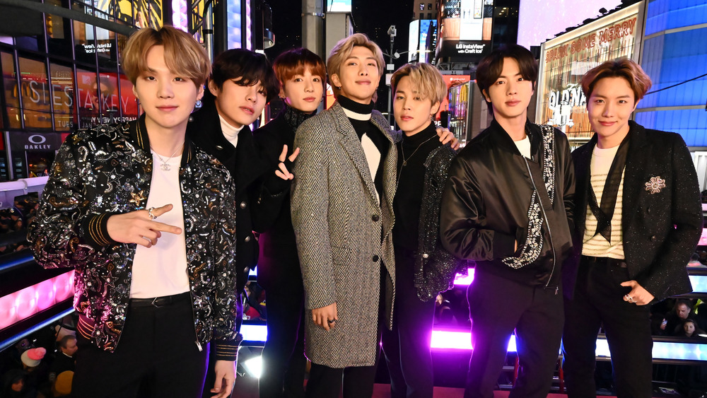 BTS posant à Times Square