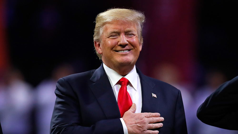 Donald Trump pose sa main sur son cœur en écoutant l'hymne américain