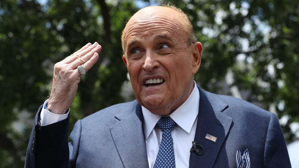 Rudy Giuliani faisant des gestes avec sa main