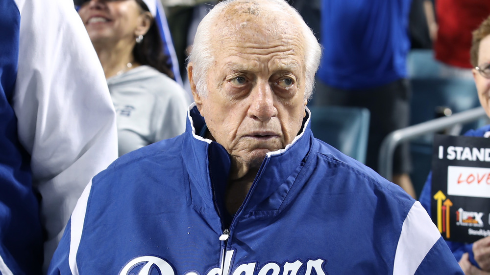 Tommy Lasorda debout au stade Holman