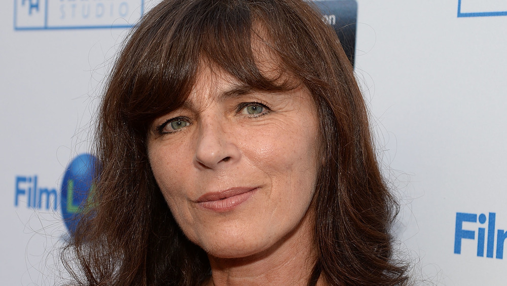 Mira Furlan souriant avec ses lèvres fermées