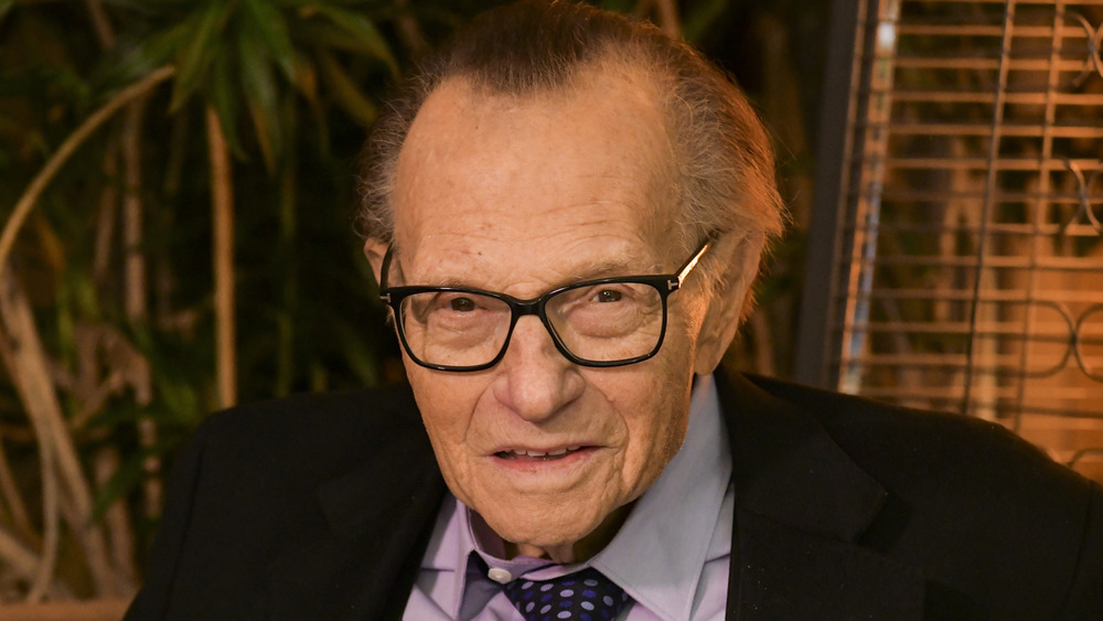 Larry King souriant à la caméra