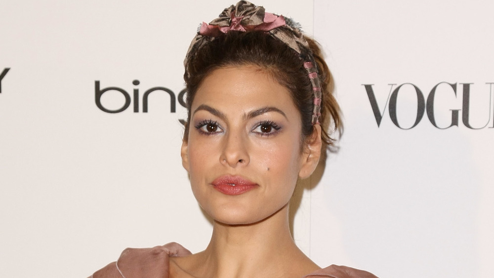 Eva Mendes regardant