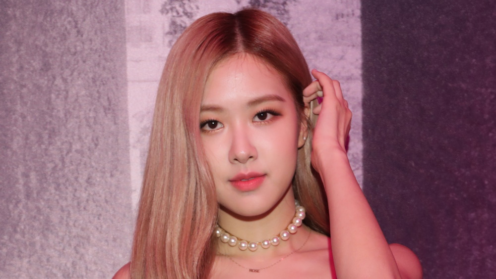 Rosé de Blankpink regardant