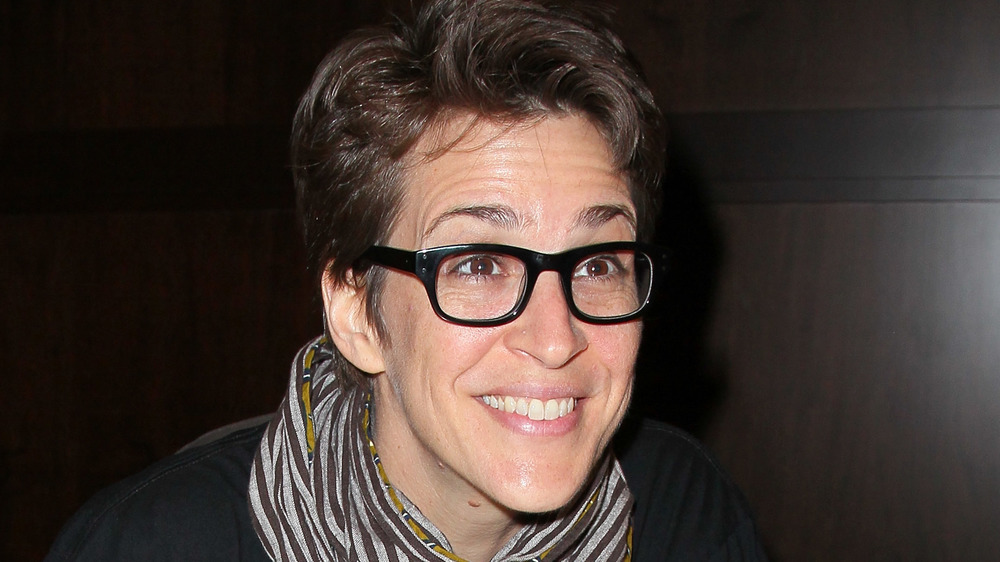 Rachel Maddow souriante