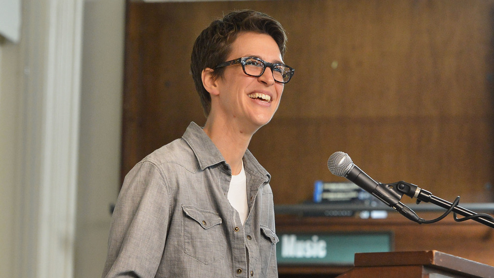 Rachel Maddow souriante