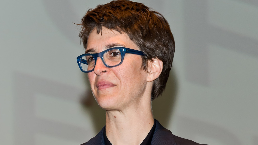 Rachel Maddow a l'air sérieuse