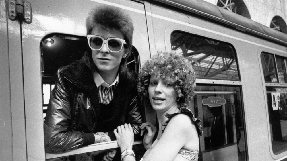 David Bowie et sa première femme Angie dans une gare