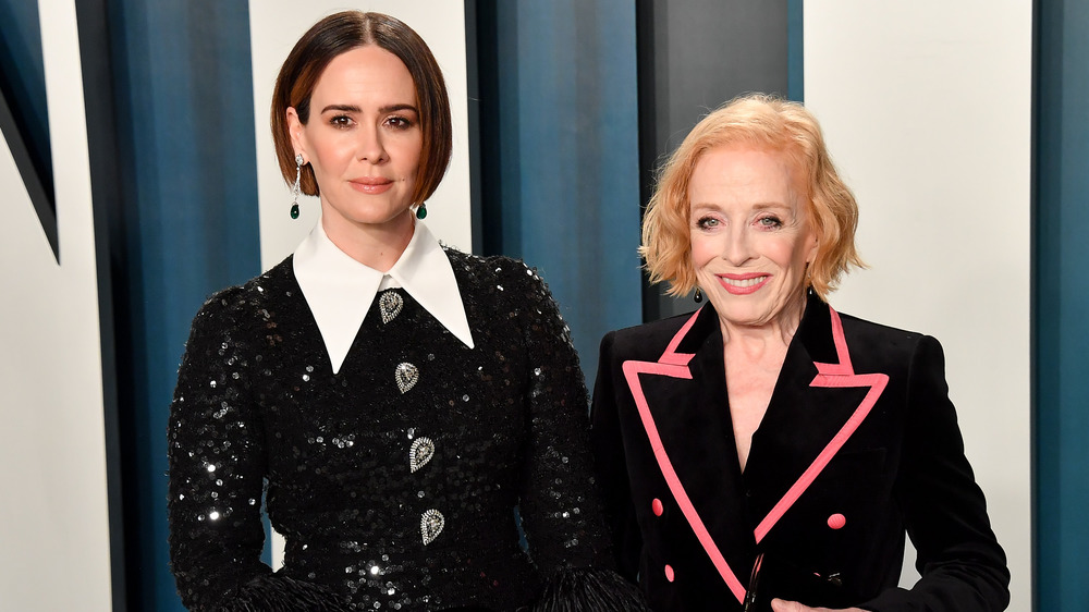 Sarah Paulson et Holland Taylor sourient ensemble