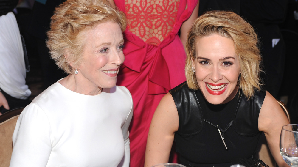 Holland Taylor et Sarah Paulson rient ensemble