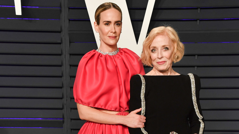 Sarah Paulson et Holland Taylor posant ensemble