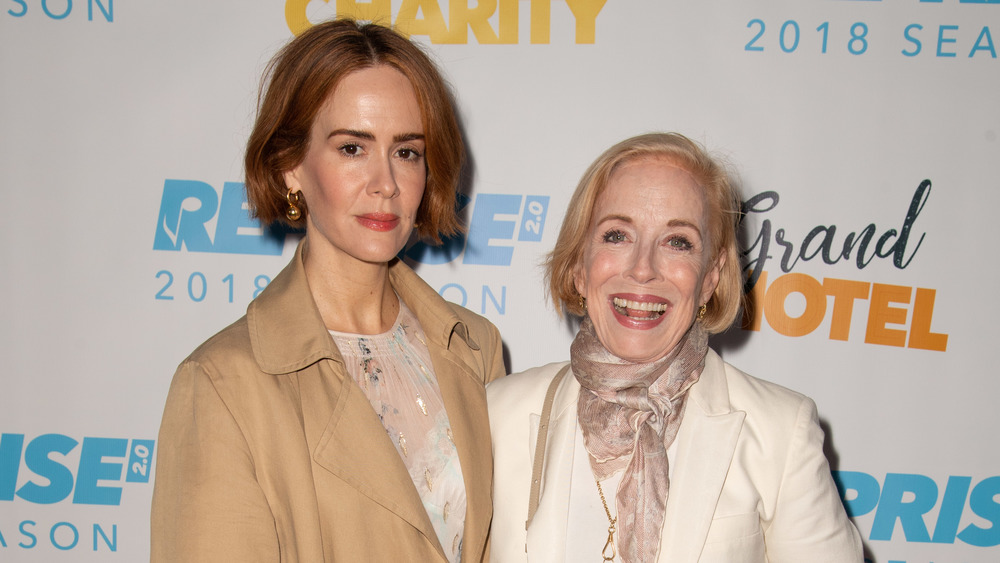 Sarah Paulson et Holland Taylor bras dessus bras dessous