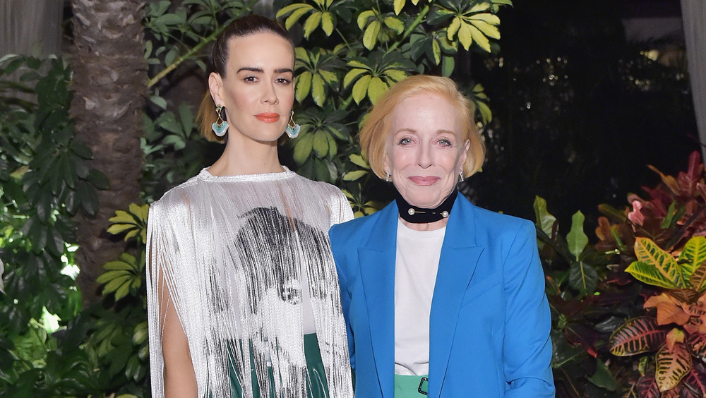 Sarah Paulson et Holland Taylor regardant la caméra