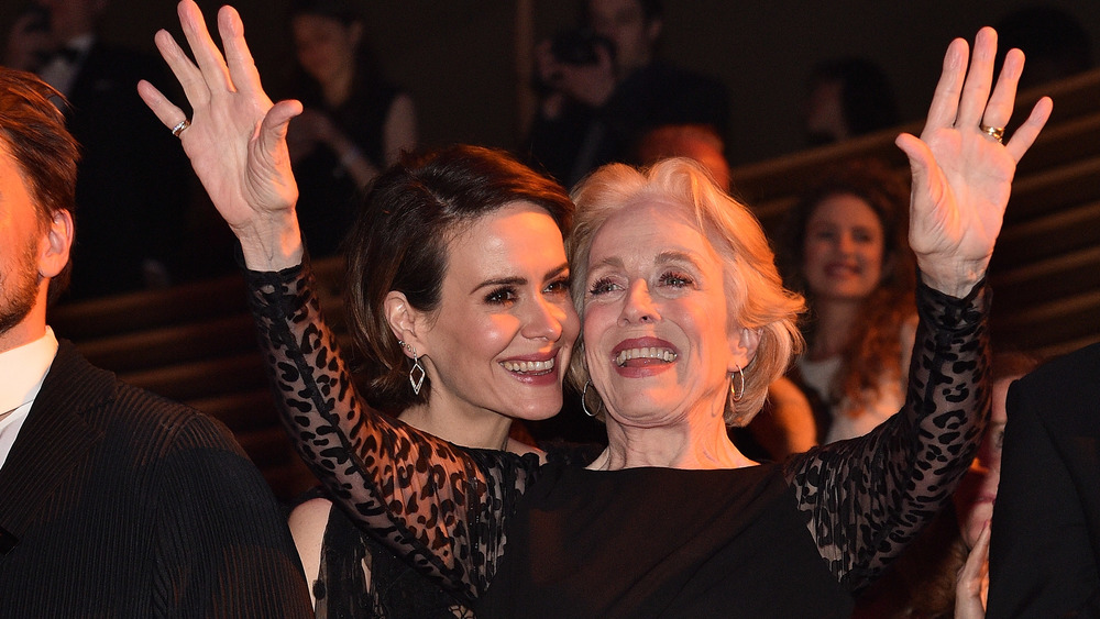 Sarah Paulson en riant et Holland Taylor les bras levés