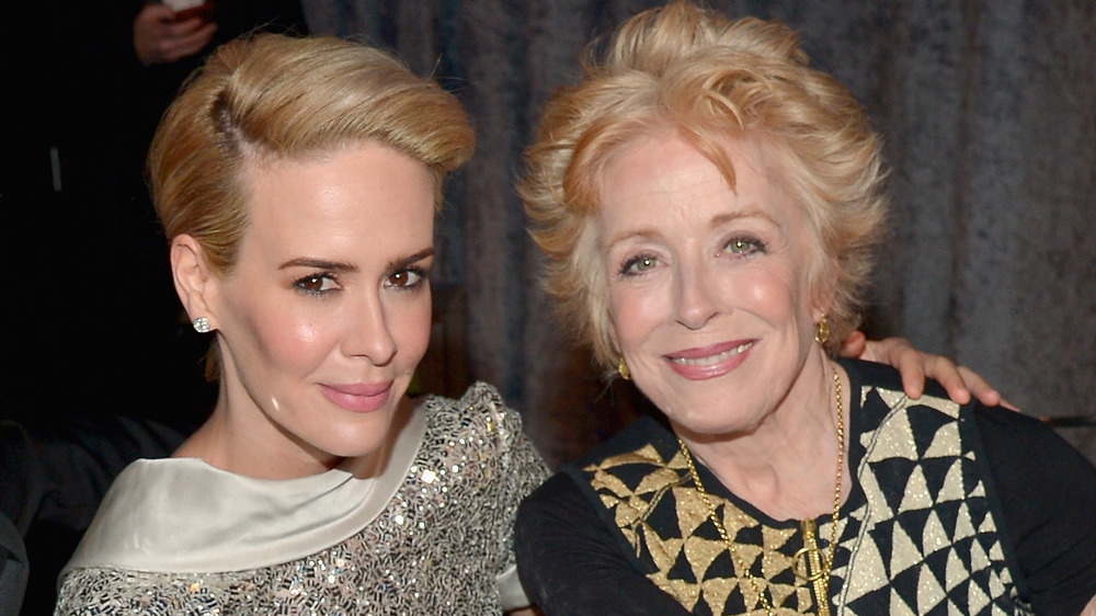 Sarah Paulson et Holland Taylor souriant