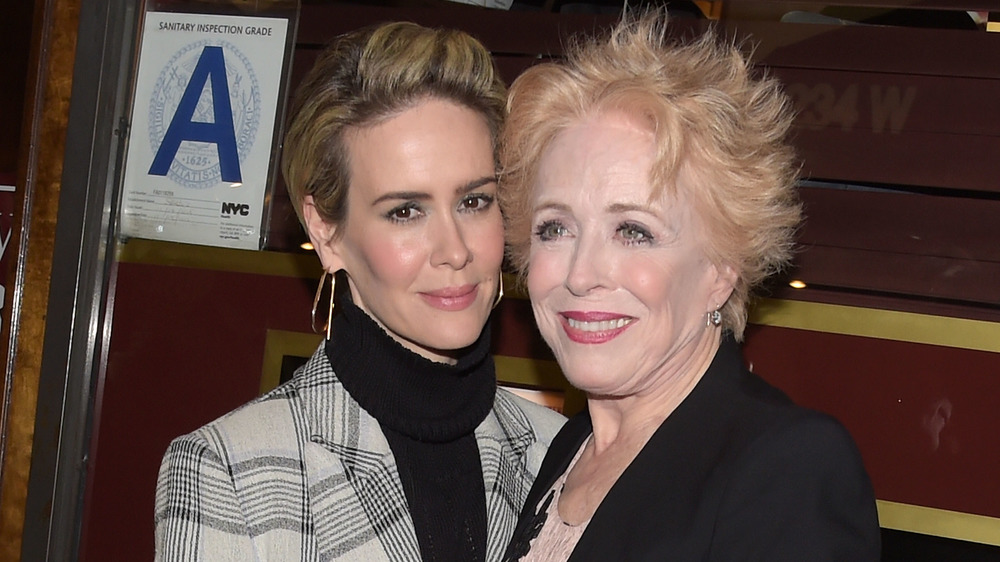 Sarah Paulson et Holland Taylor souriant