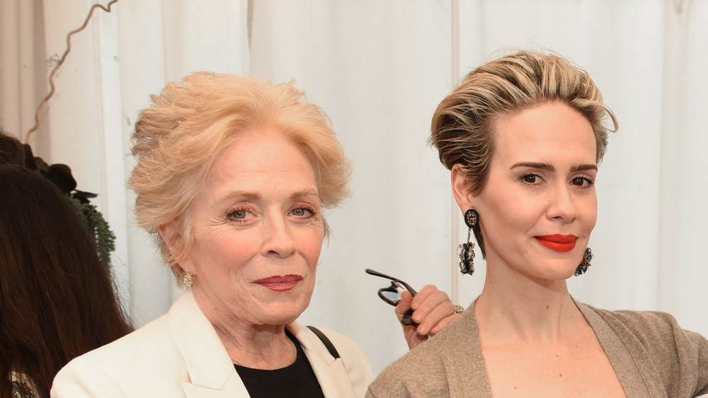 Holland Taylor et Sarah Paulson regardant la caméra