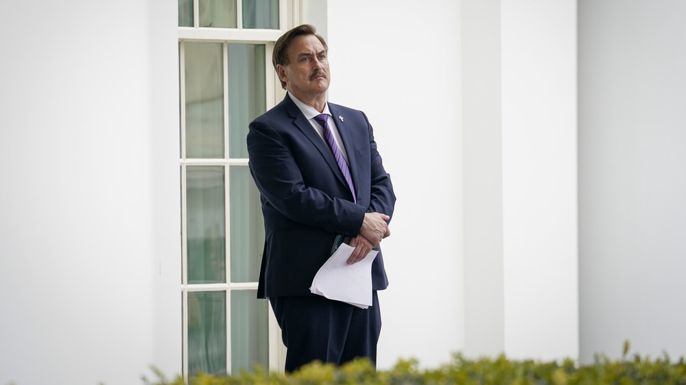 Mike Lindell attend devant la Maison Blanche le 15 janvier 2021