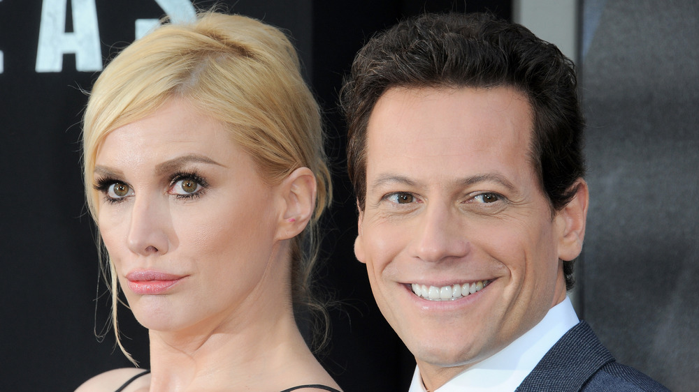 Alice Evans et Ioan Gruffudd posant sur le tapis rouge